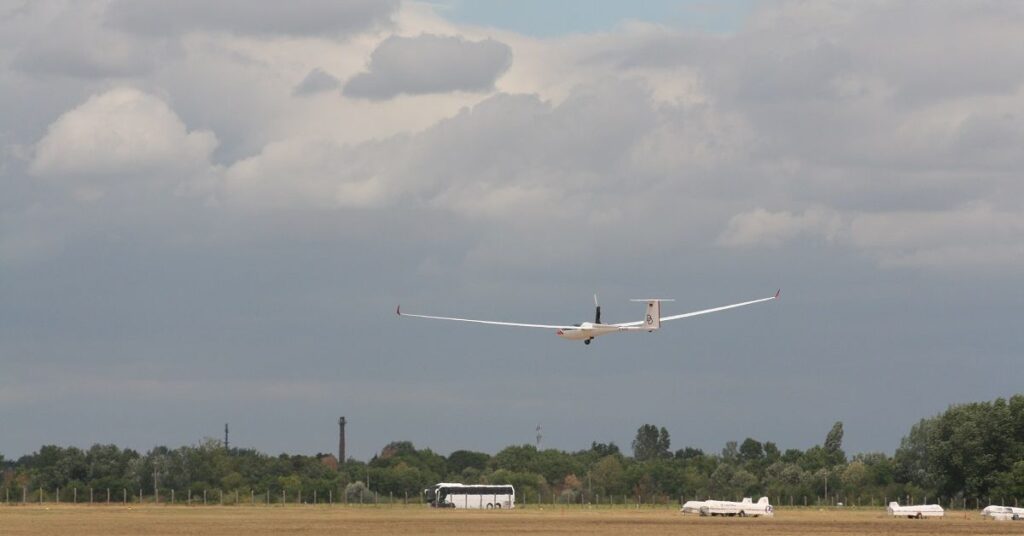self launch glider taking off